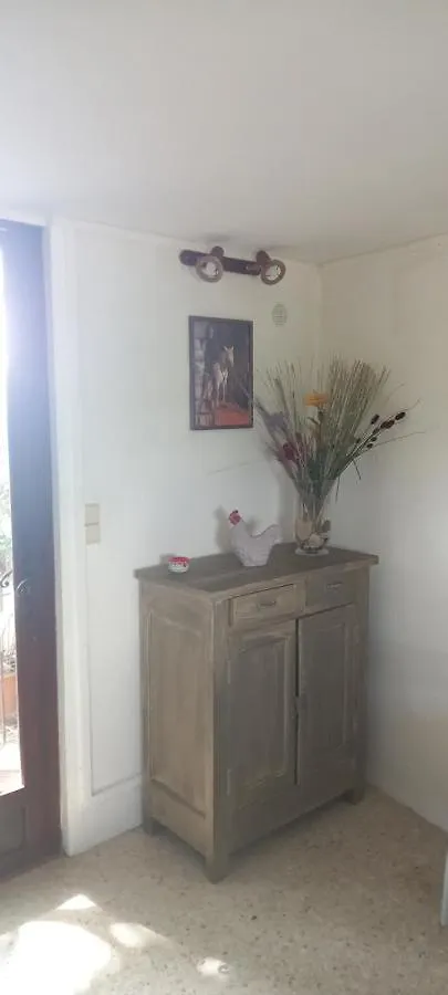 Hébergement de vacances petite maison dans la campagne a 10 mn a pied du centre ville Arles France