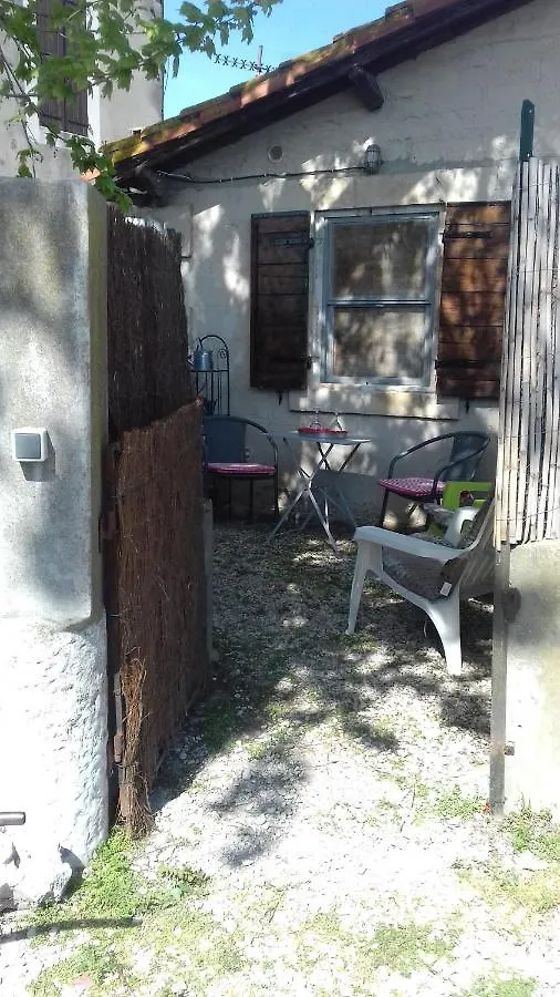 Hébergement de vacances petite maison dans la campagne a 10 mn a pied du centre ville Arles France