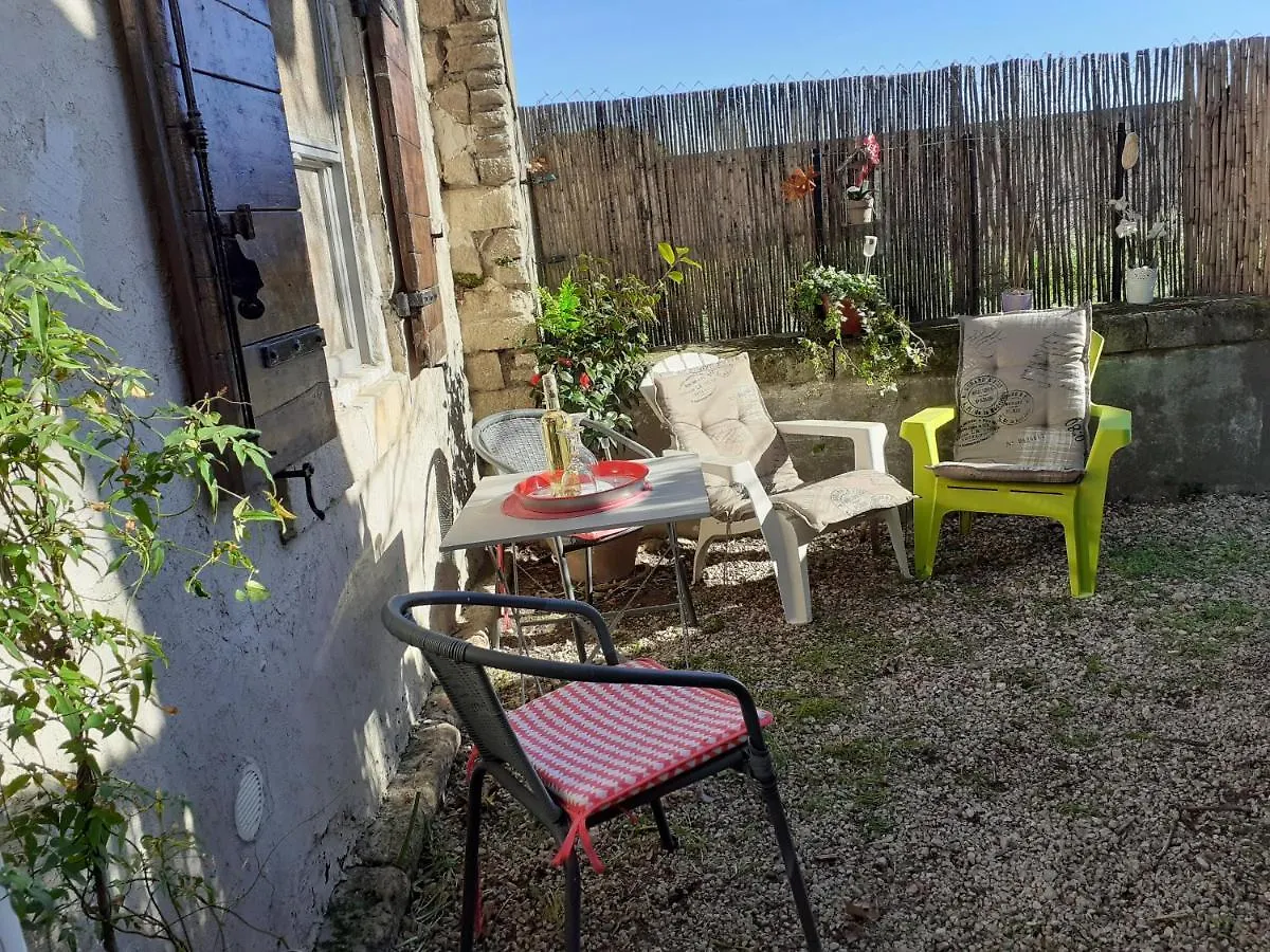 Petite Maison Dans La Campagne A 10 Mn A Pied Du Centre Ville Arles Tatil Evi