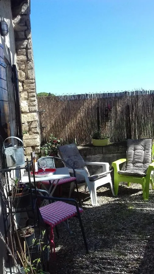 Petite Maison Dans La Campagne A 10 Mn A Pied Du Centre Ville Arles Tatil Evi