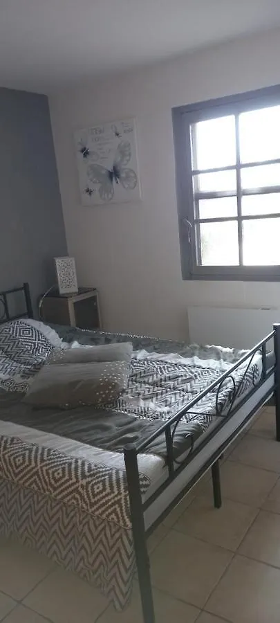 petite maison dans la campagne a 10 mn a pied du centre ville Arles Hébergement de vacances