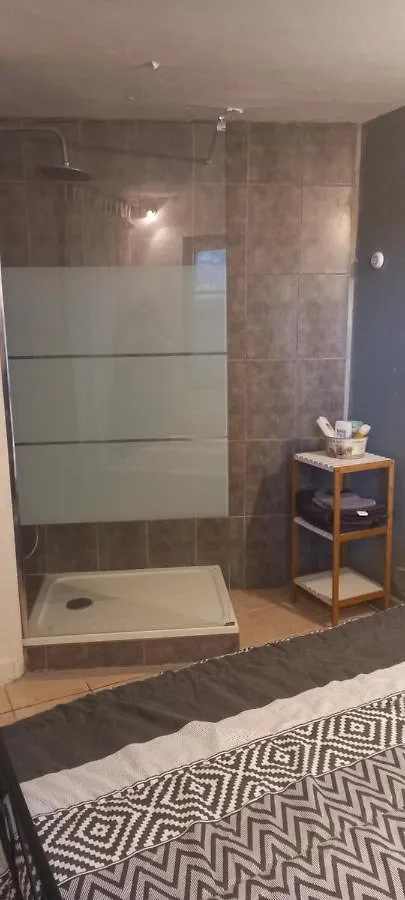 Hébergement de vacances petite maison dans la campagne a 10 mn a pied du centre ville Arles