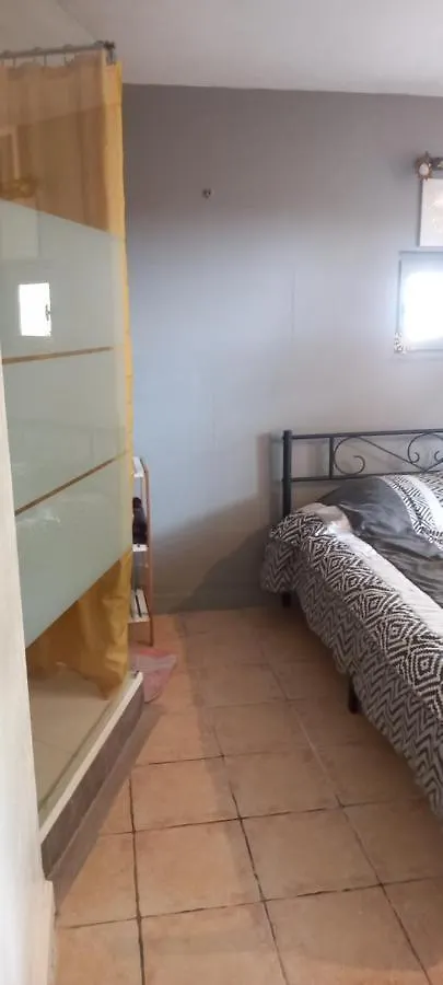 petite maison dans la campagne a 10 mn a pied du centre ville Arles France